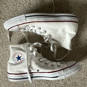 White Converse High Tops OG Chuck Taylor shoes. In very good condition size 8